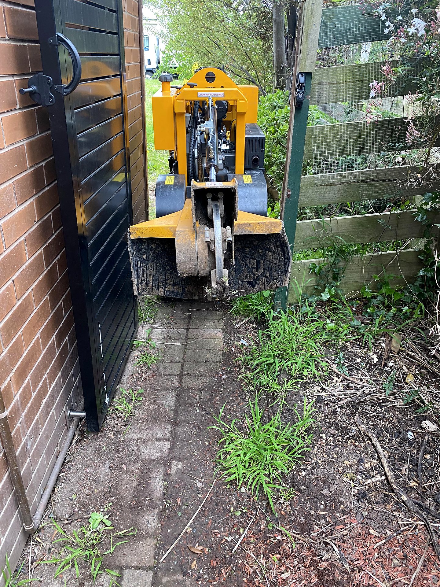Compact stump grinder getting through a narrow side gate